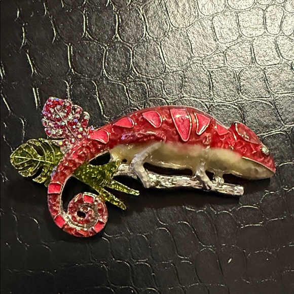 Jewelry - Red Lizard Brooch on vine